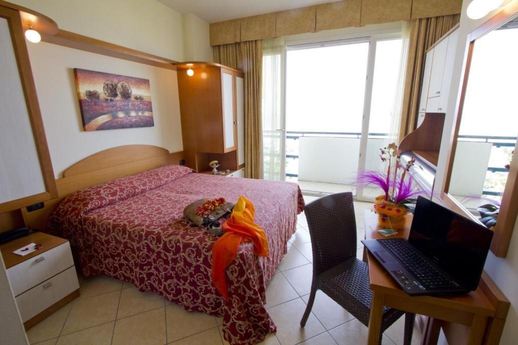 Hotel Palm Beach B&B Sea View Rimini Buitenkant foto