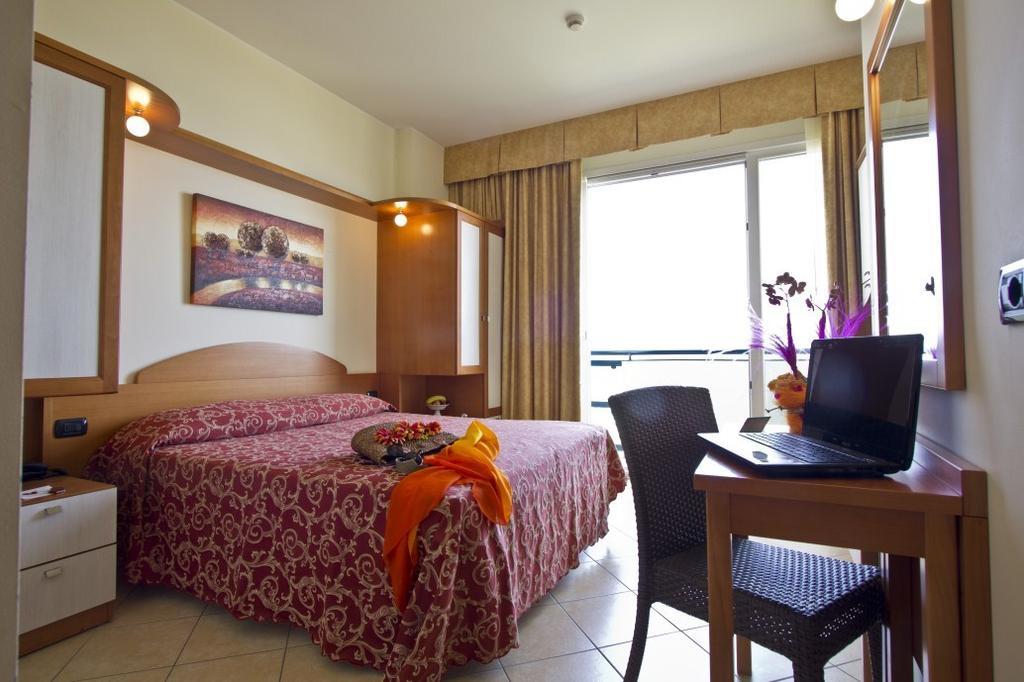 Hotel Palm Beach B&B Sea View Rimini Buitenkant foto