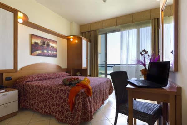 Hotel Palm Beach B&B Sea View Rimini Buitenkant foto